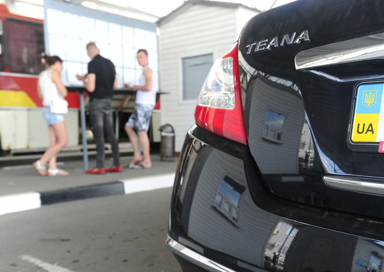 На дорогах России стало больше нарушителей-иностранцев. Только штрафовать их сложно