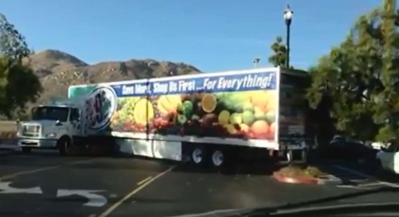 Неловкий маневр фуры (ВИДЕО)