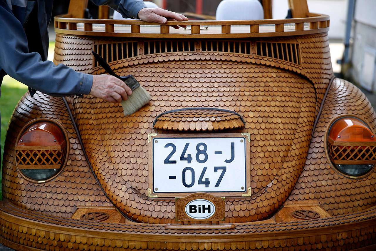Пенсионер потратил два года на отделку деревом VW Beetle
