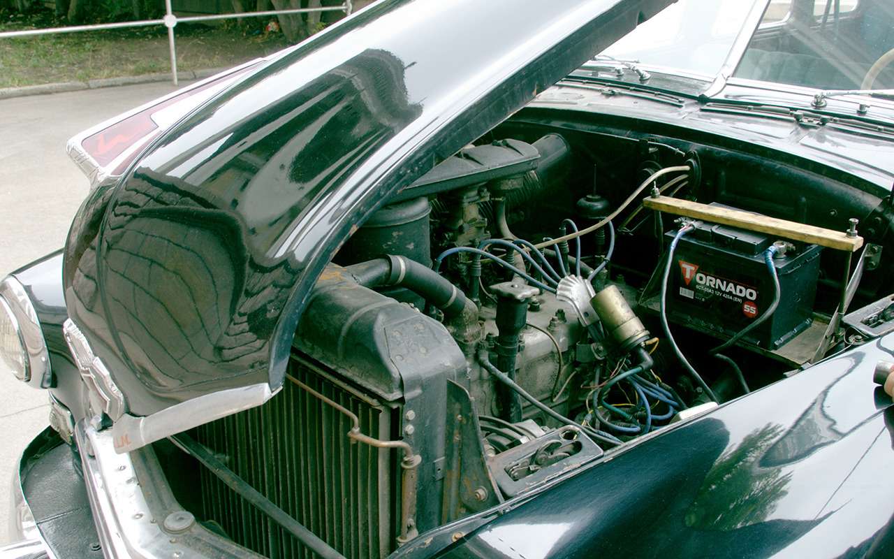 Оригинальный капот открывался как влево, так и вправо.