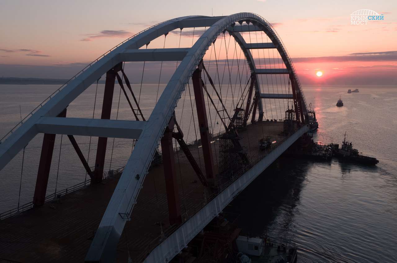 Крымский мост готов почти наполовину