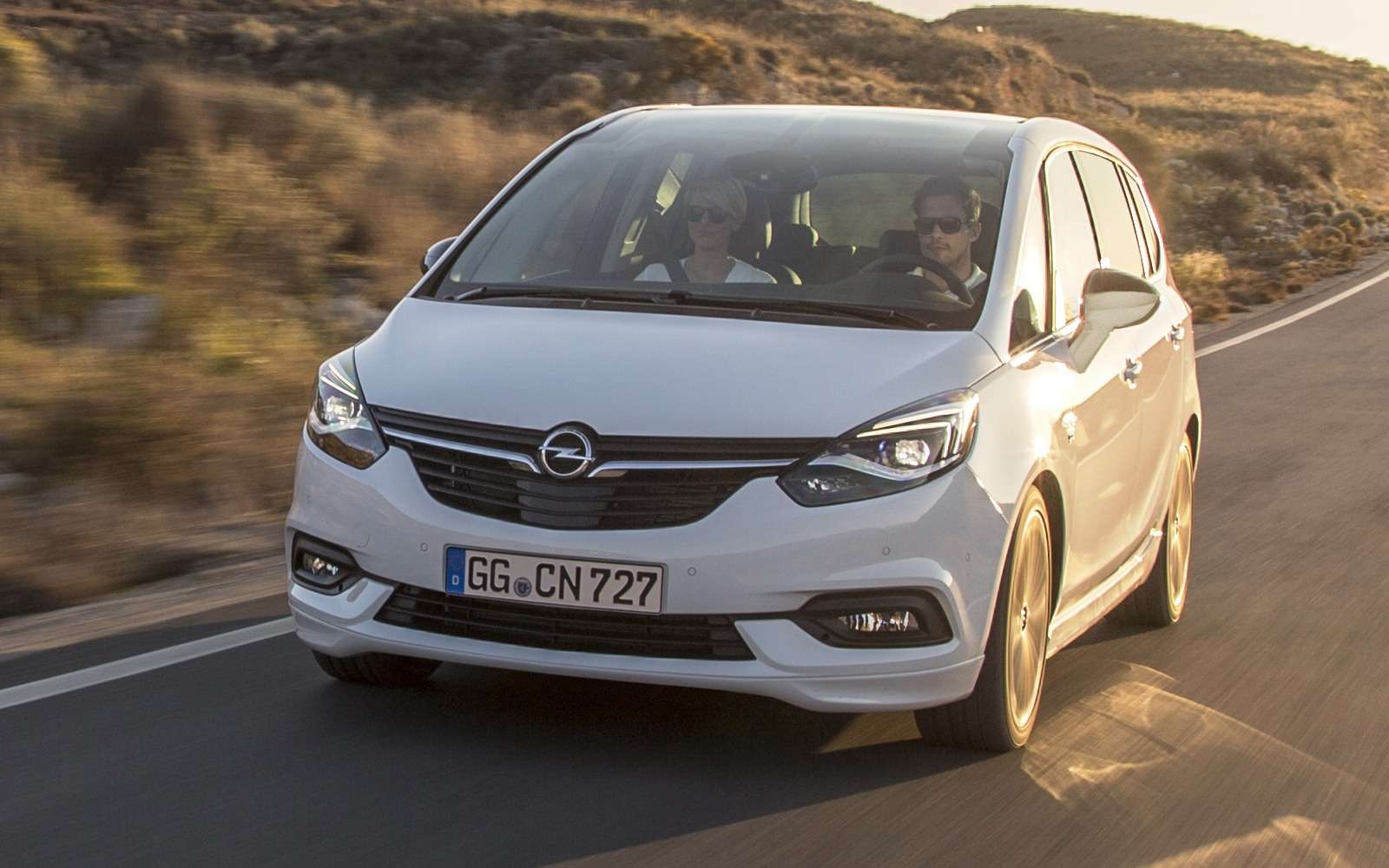 Опель зафира крым. Opel Zafira 2020 компактвэн. Opel Zafira 2022. Опель Зафира 2016. Машина Зафира 2017-2.