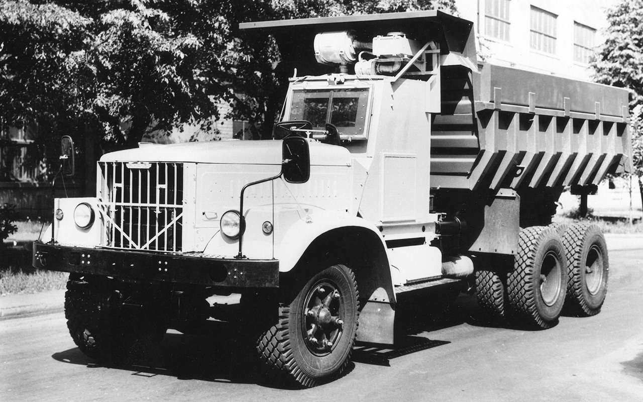 Небольшую партию самосвалов КрАЗ-256Б1-030 сделали в 1986 году для работ на Чернобыльской АЭС. Машина, в частности, имела одноместную кабину со свинцовой защитой и установку для фильтрации воздуха.