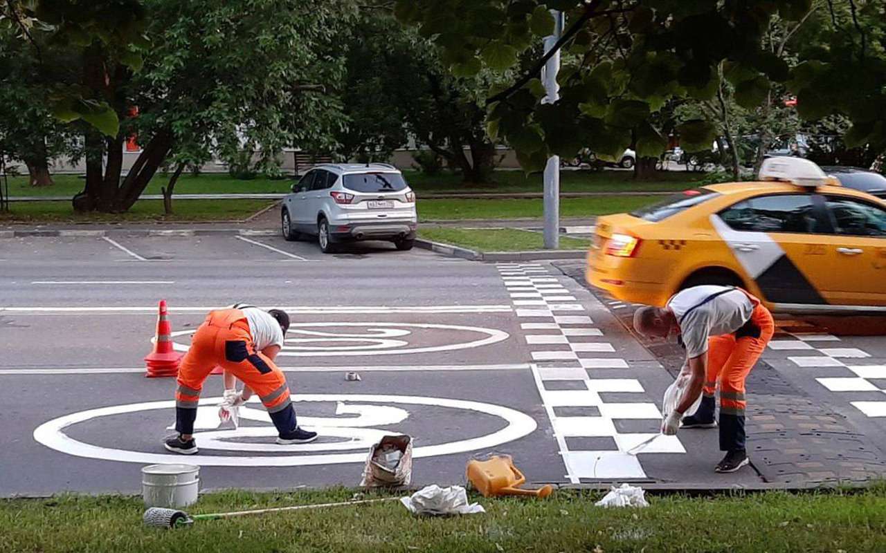 Подмосковные дорожники обновили разметку на тысячах зебр