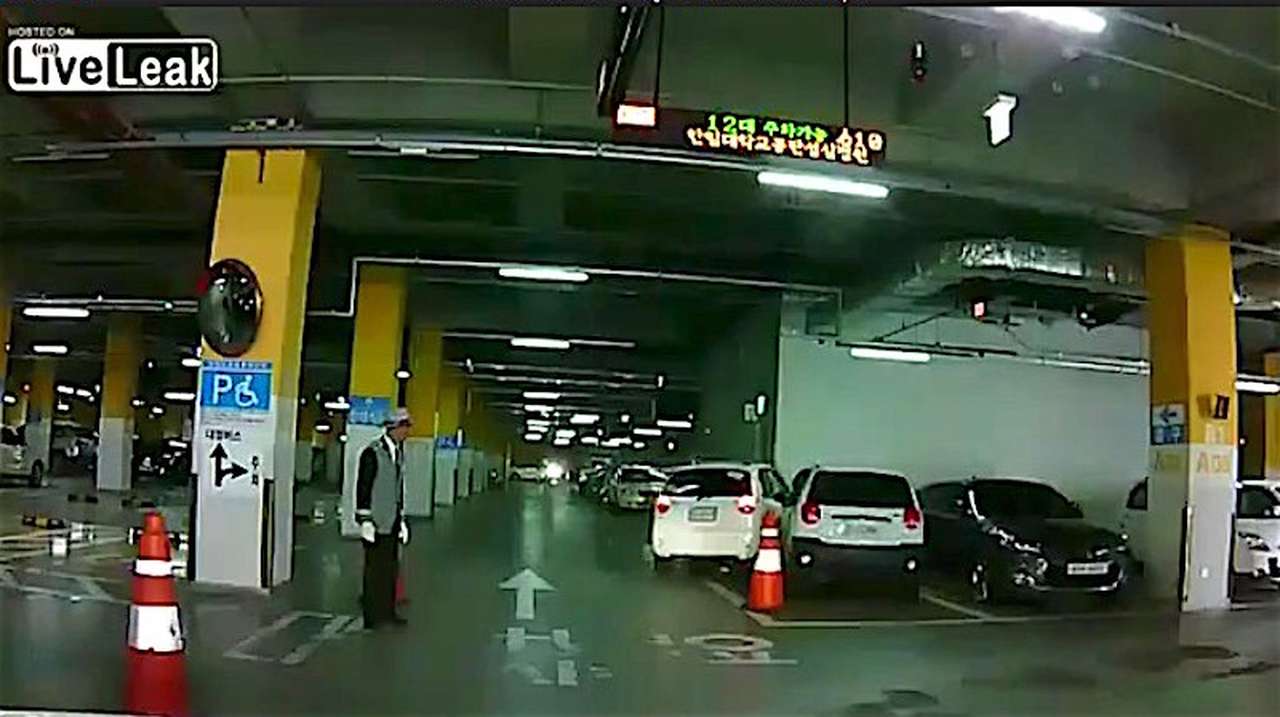 Дама «потренировалась» на парковке