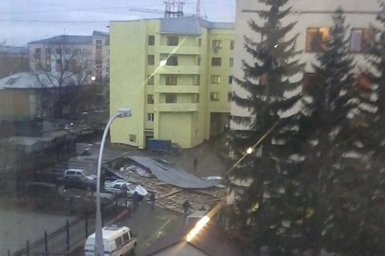 В Кемерово упавшая крыша ГУ МВД раздавила 12 автомобилей