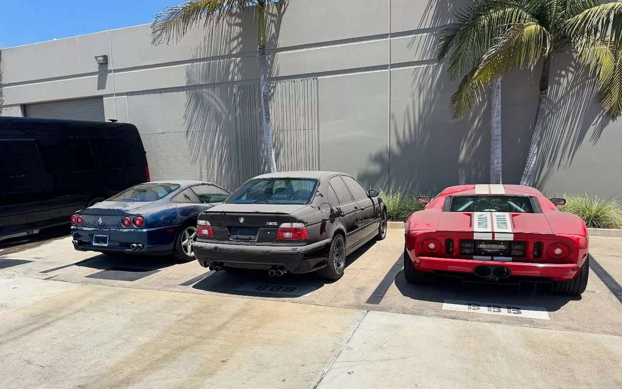 Будто только с конвейера: коллекцию спорткаров из нулевых выставили на продажу