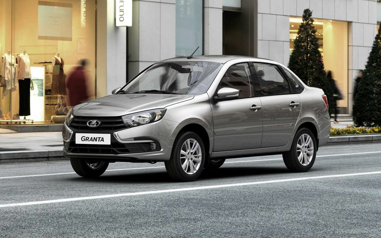 Самые значимые изменения — спереди. Lada Granta получила новые бампер и фары, которые стилистически сблизили эту модель с флагманской Вестой.