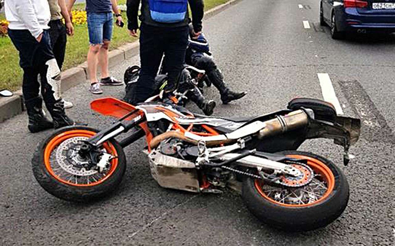 «Он врезался в меня!» — депутат попал в ДТП с мотоциклистом