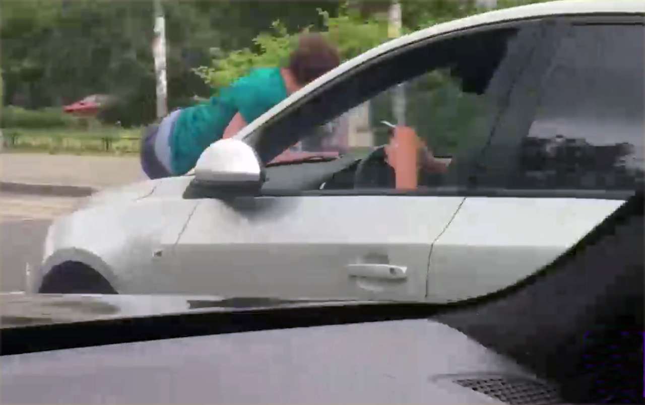 Полтора километра на капоте машины: вот какая любовь в С-Петербурге