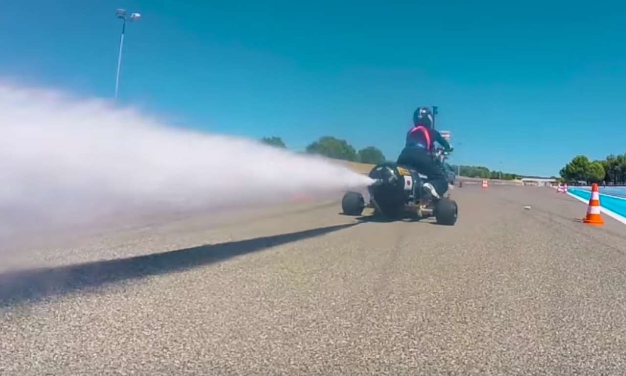 Сумасшедший рекорд: верхом на баллоне за 0,5 секунды до 100 км/ч!