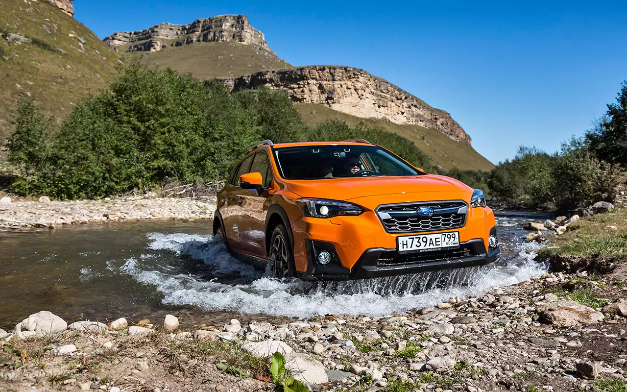 Новый XV неплохо чувствует себя на бездорожье благодаря постоянному полному приводу, дорожному просвету в 220 мм, плотной подвеске и небольшим свесам кузова.