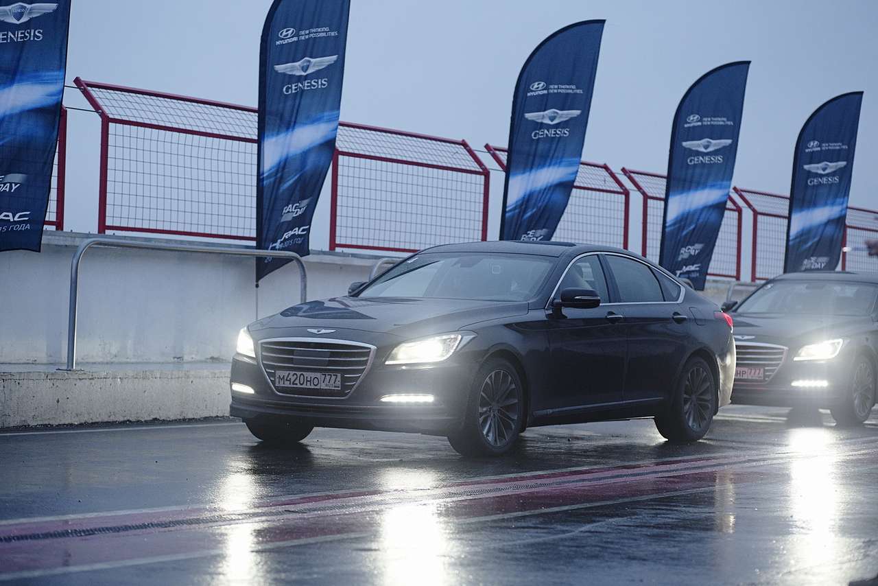 Выводим Hyundai Genesis HTRAC на гоночный трек