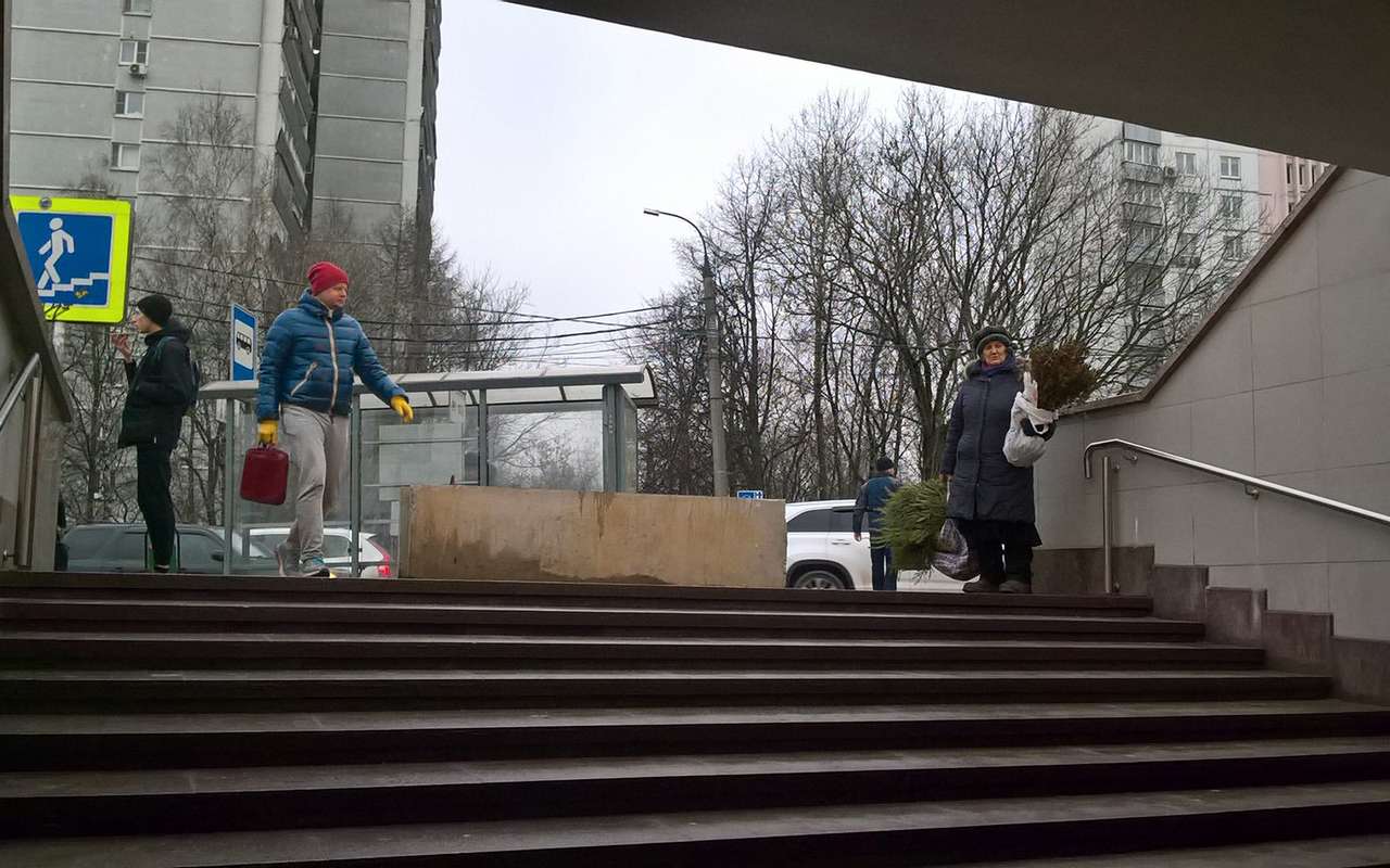 Москва повсюду расставляет бетонные блоки от автобусов