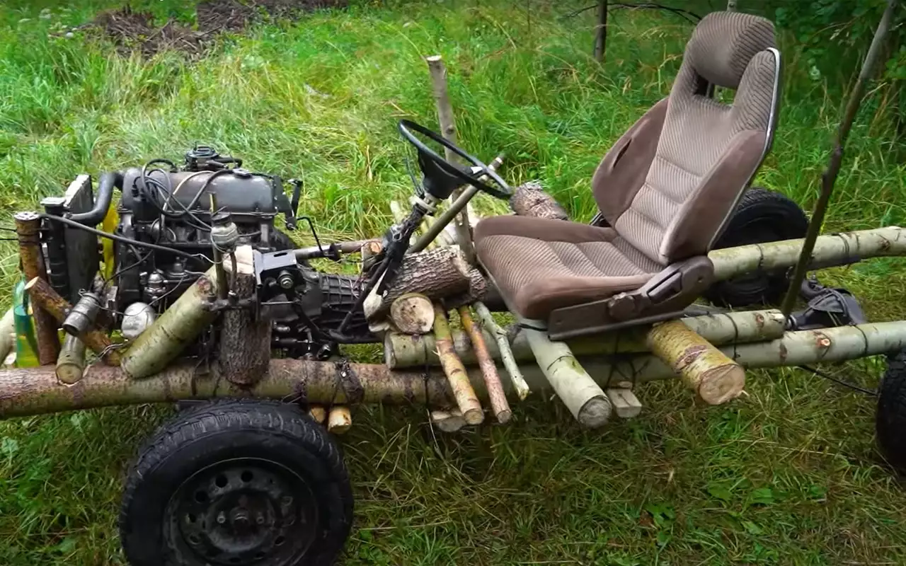 Умельцы  «слепили» автомобиль из бревен в лесу