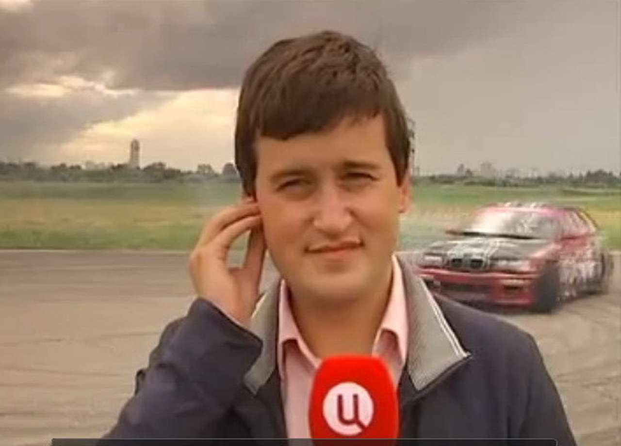 Журналист пострадал от дрифтера во время прямого эфира