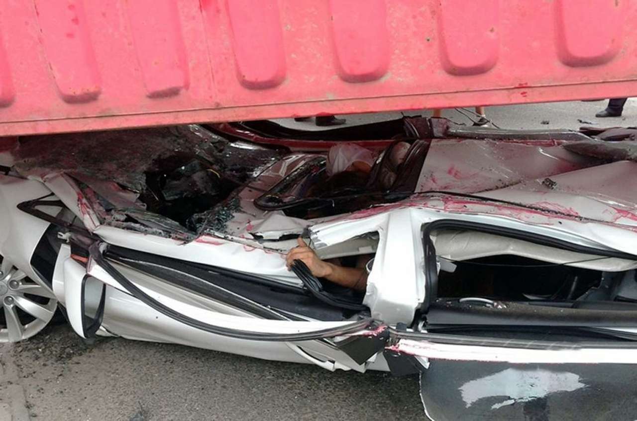Водитель и пассажир выжили в раздавленном контейнером автомобиле