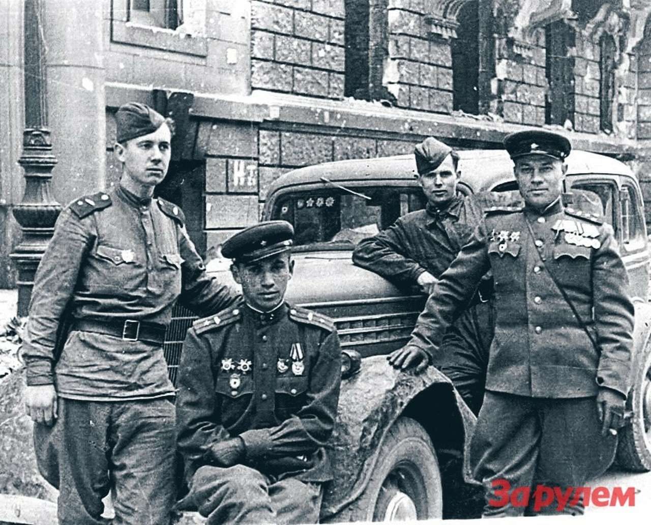 «Эмка», известная советская легковушка той поры, в умелых руках была способна на многое.