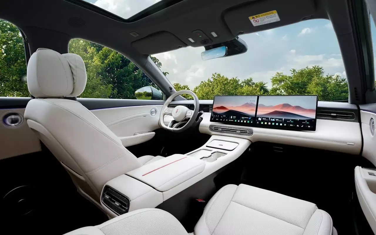 Интерьер Hongqi HS6 PHEV