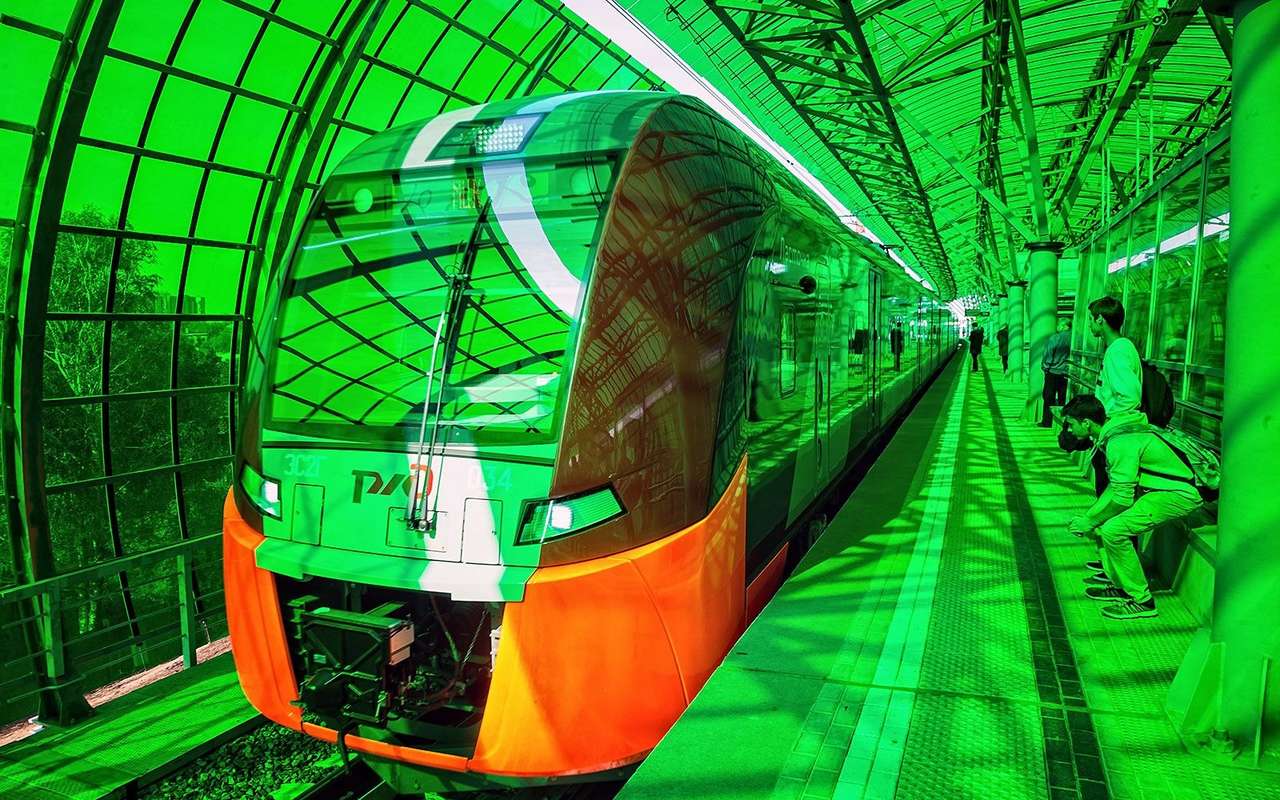 Мой коллега, Константин Якубов, сразу обозвал это Изумрудным городом. Будете в Сити — посмотрите сами: это никакой не фотошоп. Кстати, глаз увидит то, что не по силам объективу: прибывающие на «Международную» поезда являются откуда-то из розово-малиновой дымки!