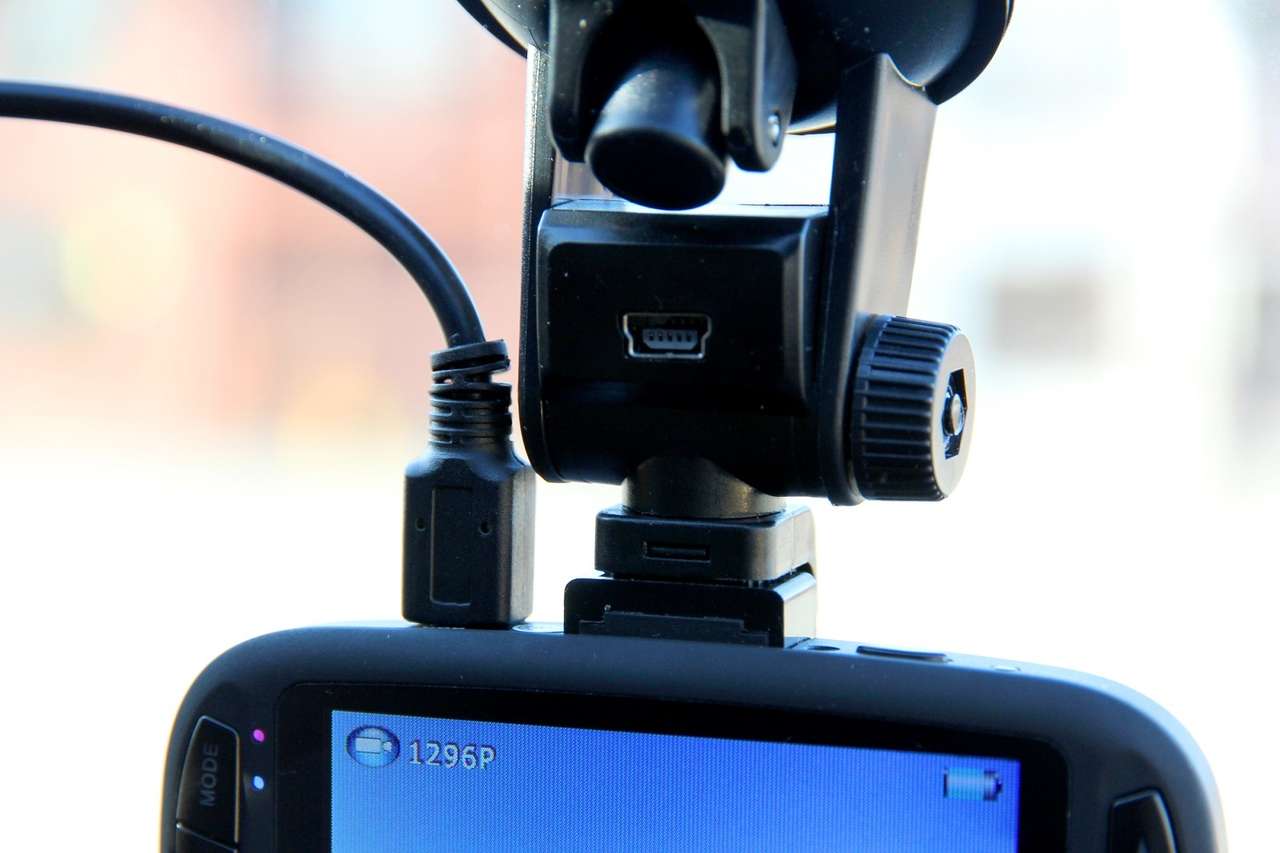 Видеорегистратор: семейный консультант и беспристрастный свидетель. PARKCITY DVR HD 740