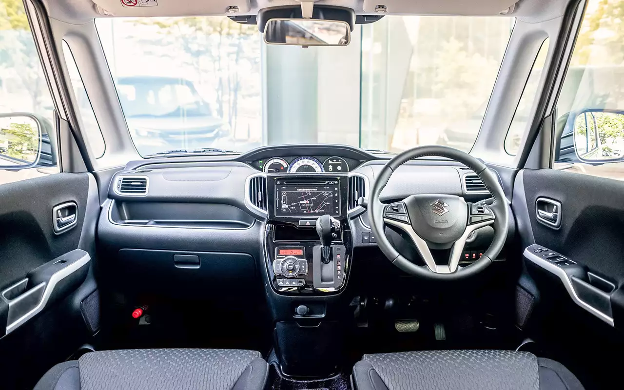 Официально продававшиеся в России Suzuki (Solio не предлагался) были простовато оснащены. Для японского рынка наполнение очень щедрое – различной электроники много. А вот обогрева зеркал может и не быть.
