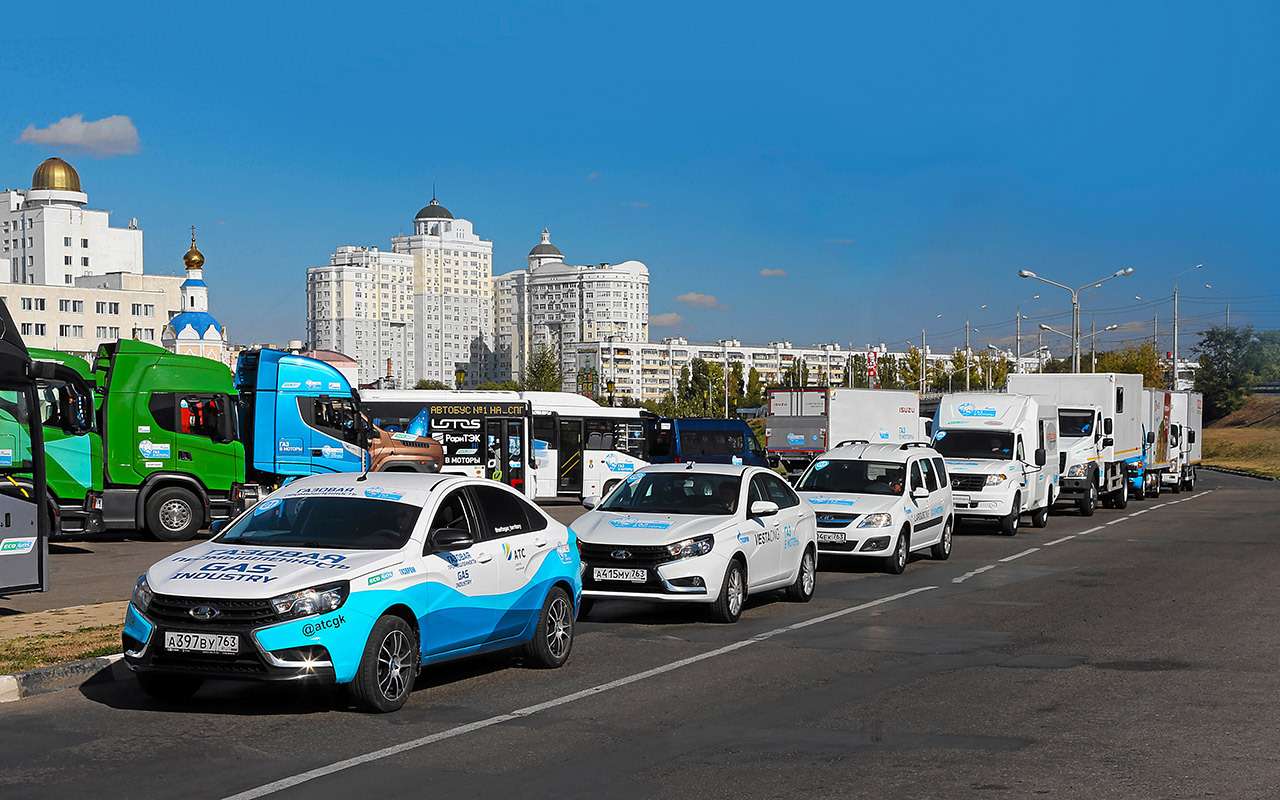 Разношерстная колонна пробега «Газ в моторы – 2019» заезжала в городá по маршруту следования.