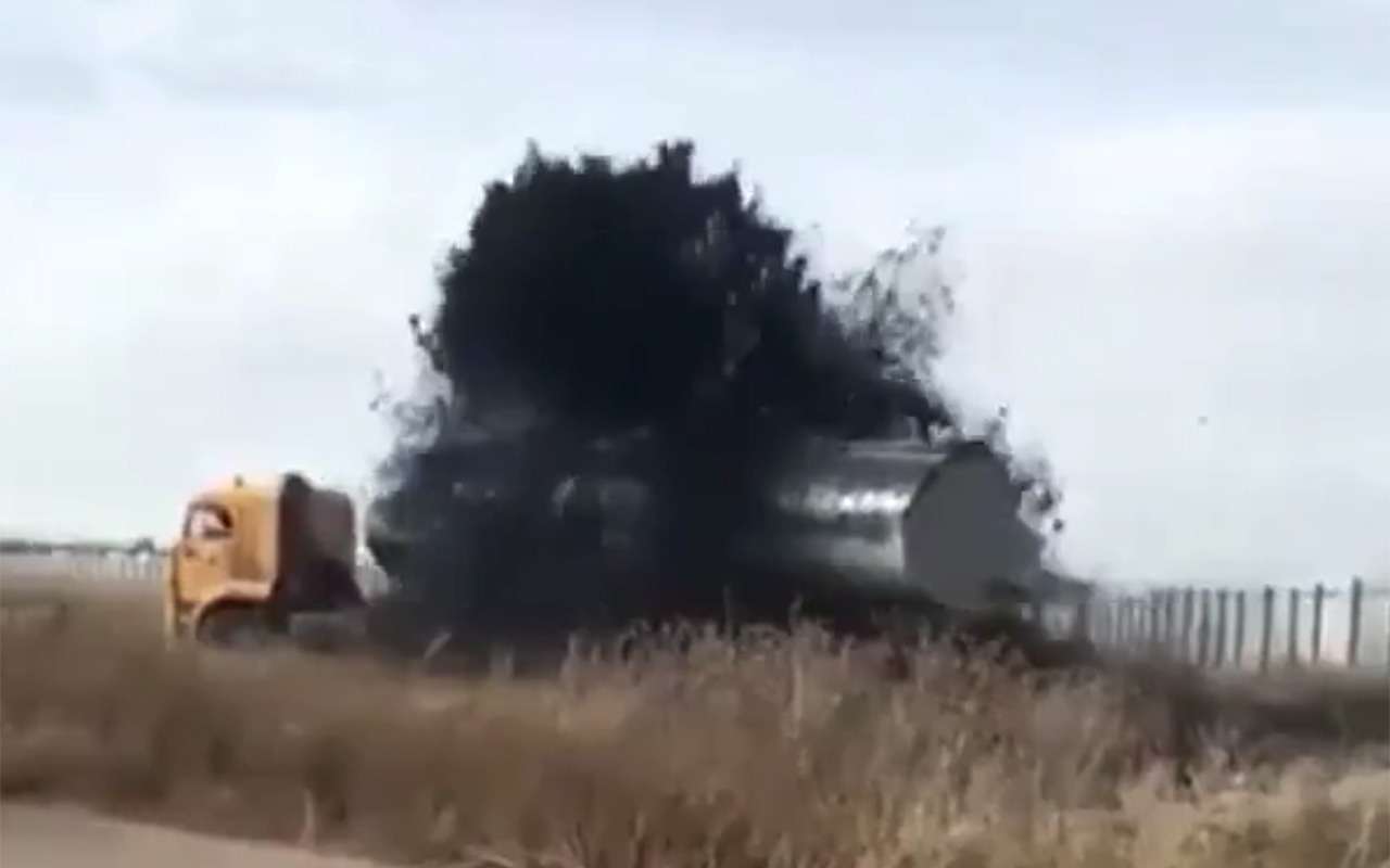 В Якутии из автоцистерны забила фонтаном нефть