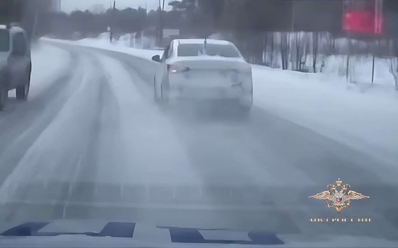 Устал ждать приятелей и решил угнать их машину (видео)