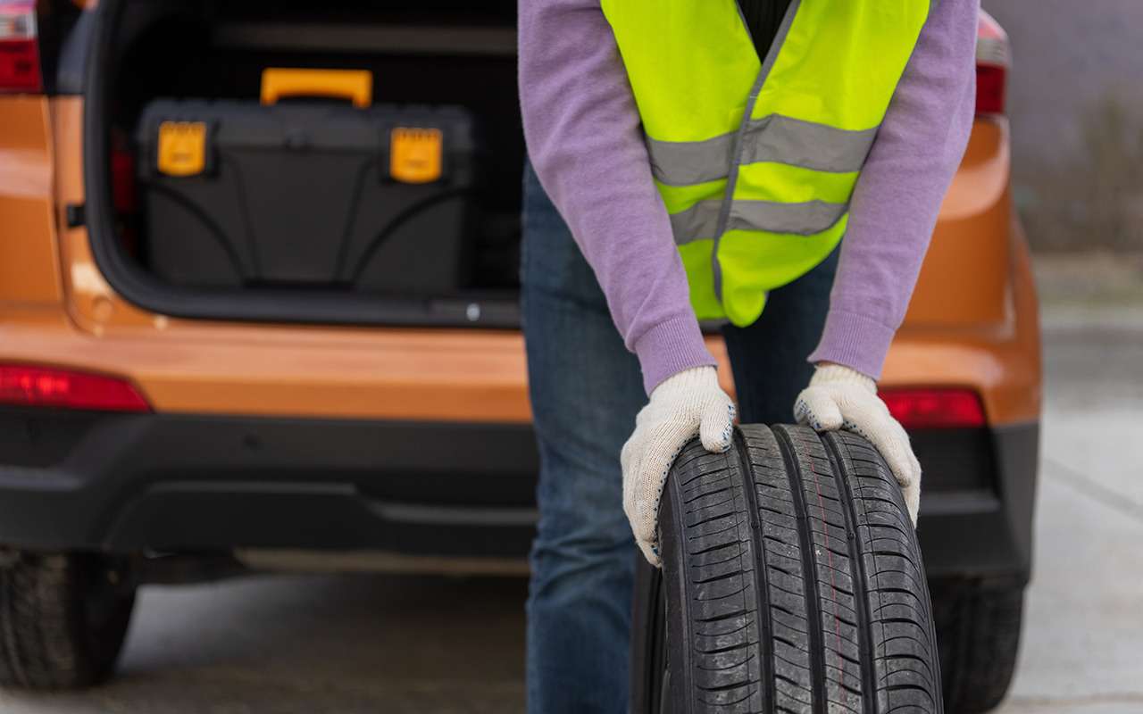 Шины сейчас зимние, а запаска у всех летняя. Как быть?