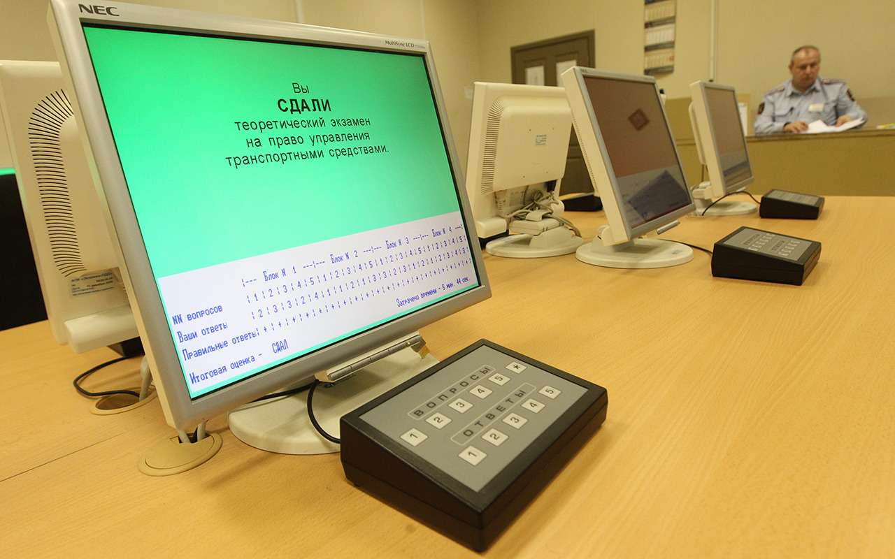 Гаишник за взятки подсказывал правильные ответы на экзаменах. Пойдет под суд