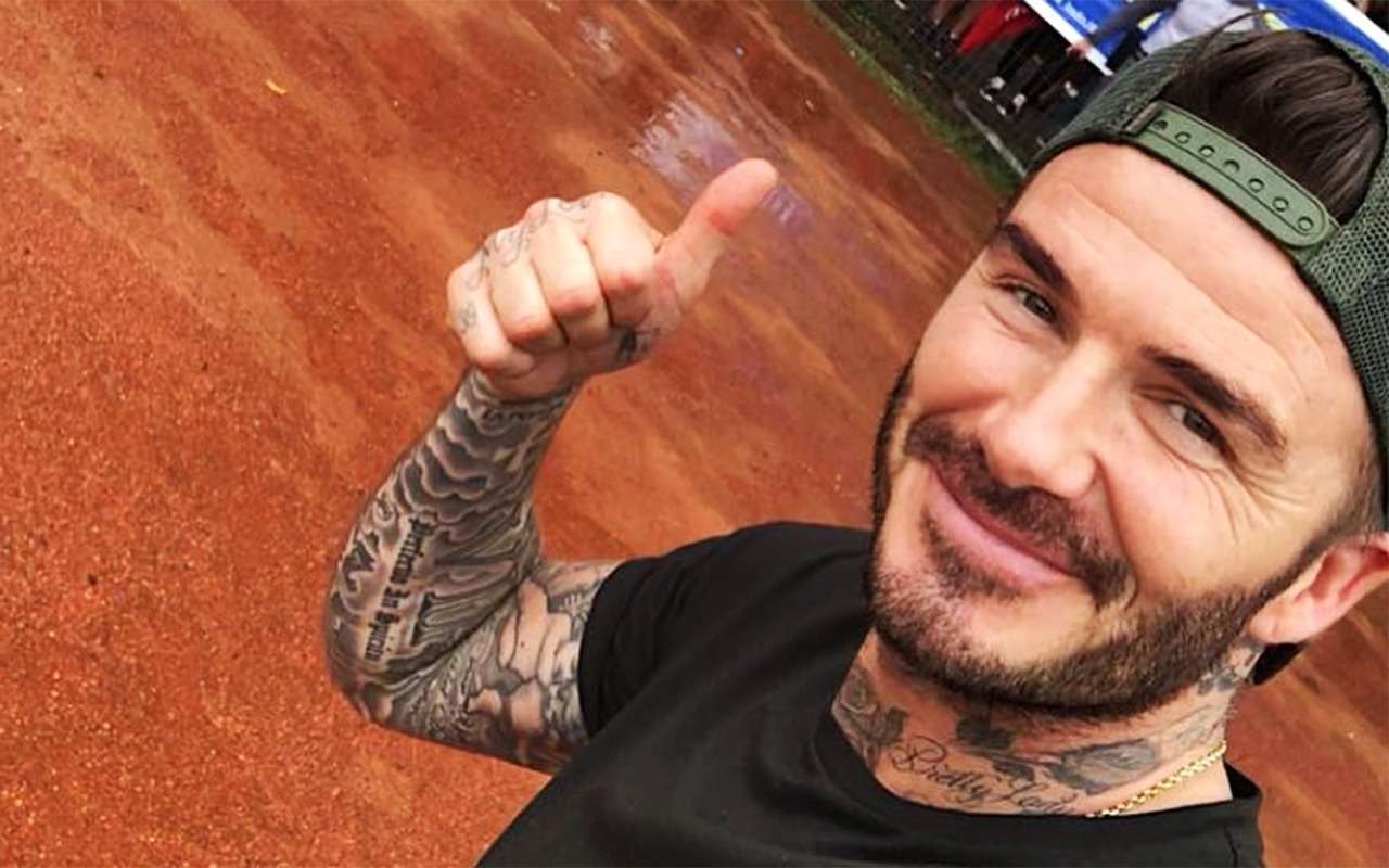 Незнакомка решила взбодрить грустящего в пробке Дэвида Бекхэма голой грудью!