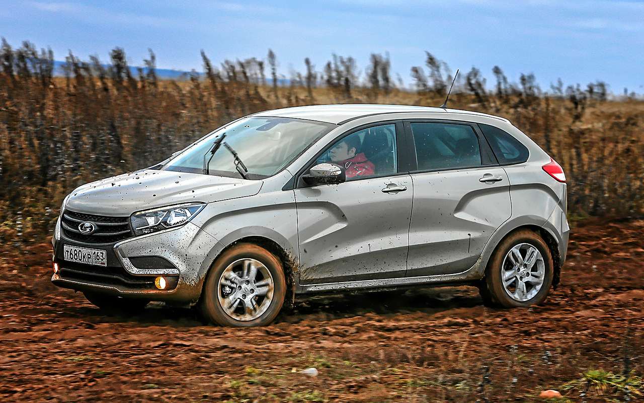 Дорожный просвет в 195 мм позволяет Иксрею легко проезжать по грунтовке…