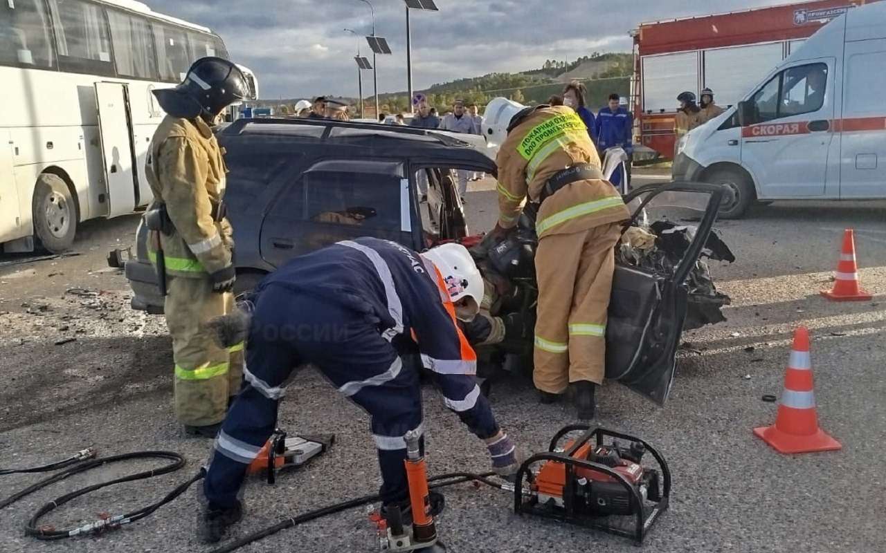 Тело погибшего пришлось деблокировать: детали серьезного ДТП в Амурской области