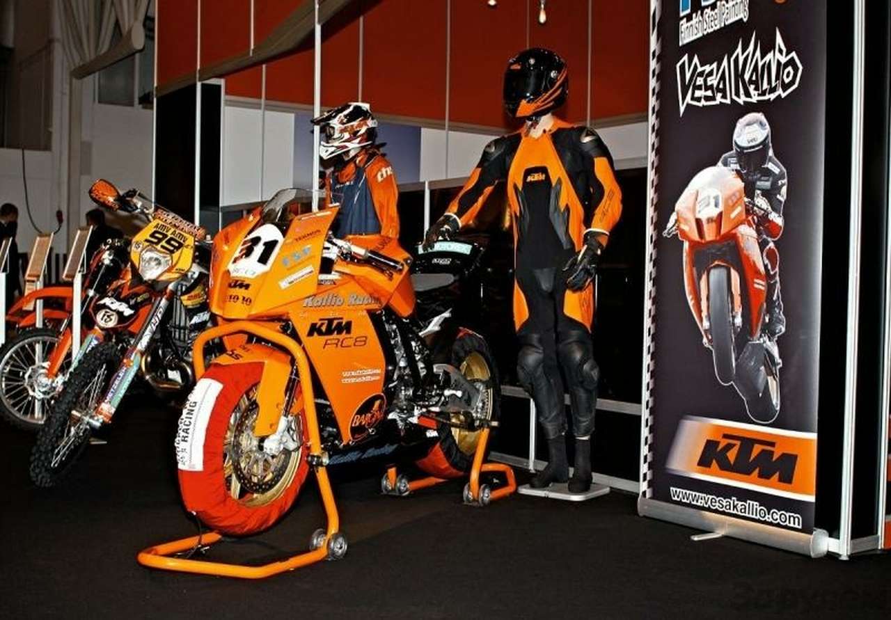 ...и его супербайк KTM RC8R в заводской, заметьте, комплектации.