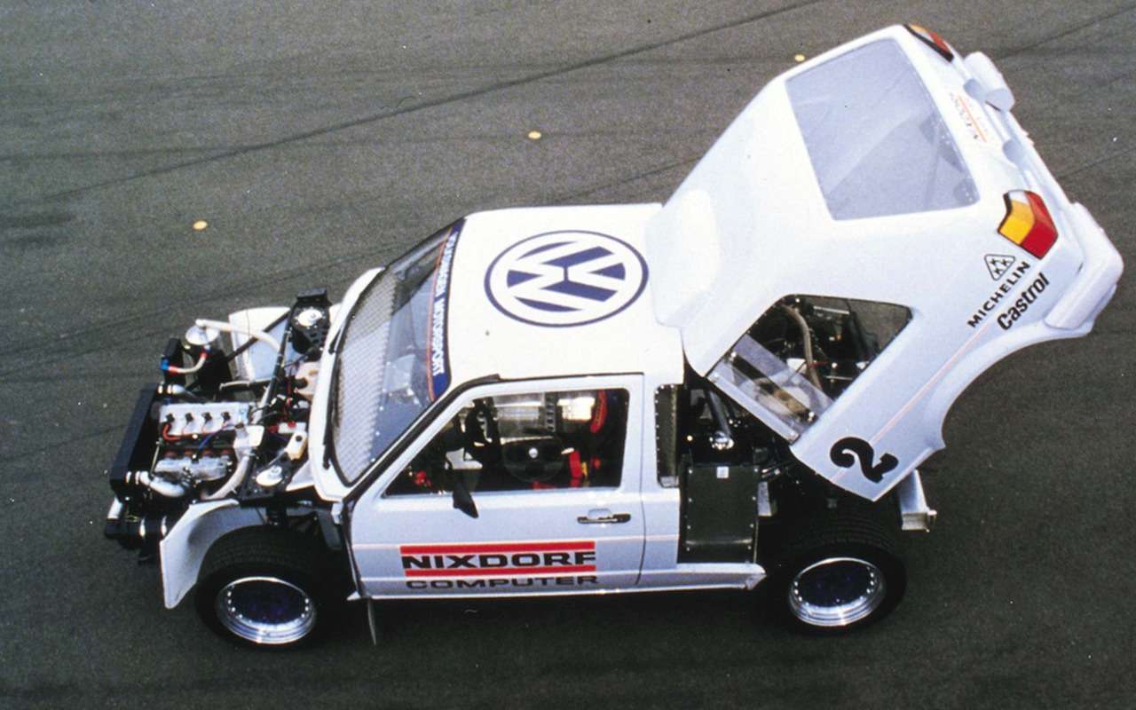 Volkswagen Golf Pikes Peak – развитие идеи двухмоторного полноприводного автомобиля под конкретный проект, а именно знаменитое американское соревнование по подъему на холм. Суммарная мощность получилась внушительной – 640 л.с., 100 км/ч машина развивала уже через 3 с. Но до финиша соревнований Golf не доехал совсем немного. Подвели не двигатели и даже не трансмиссия, а передняя подвеска.