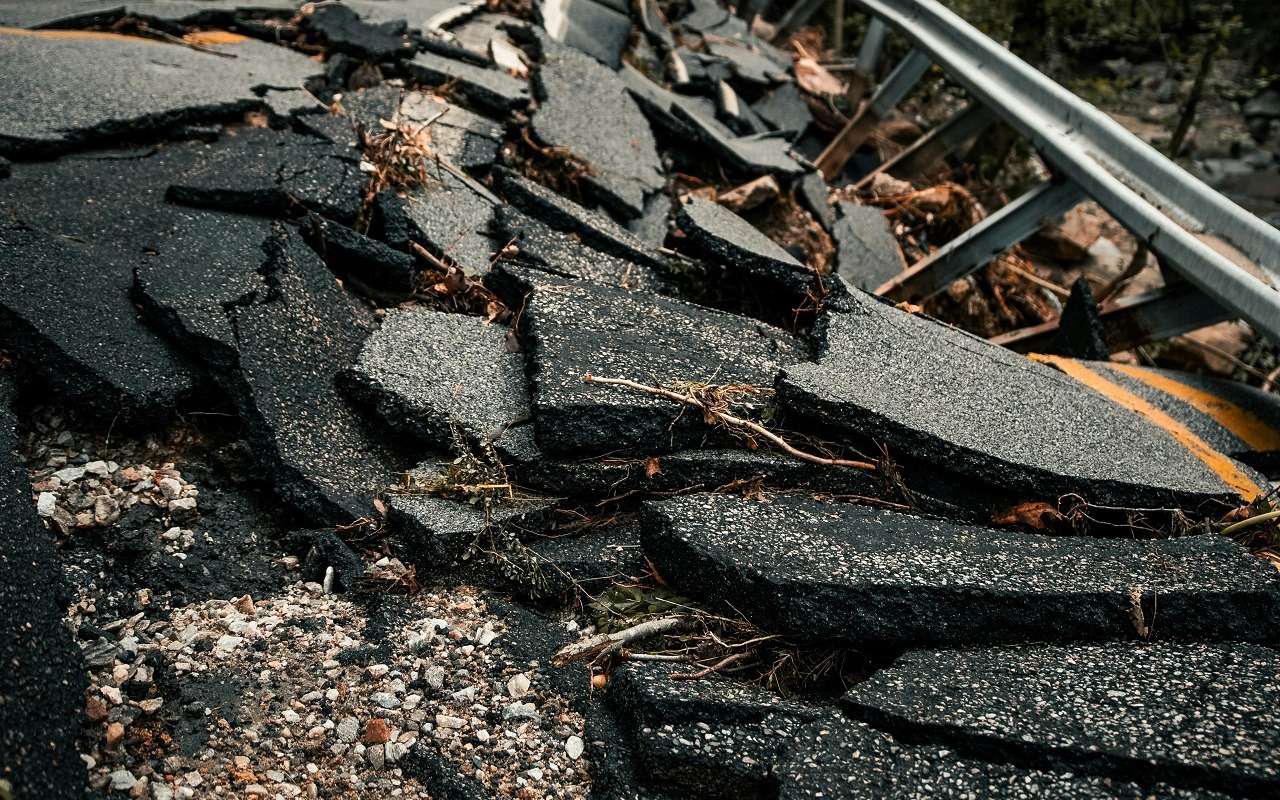 На юго-востоке российской столицы перекрыли улицу из-за провала асфальта