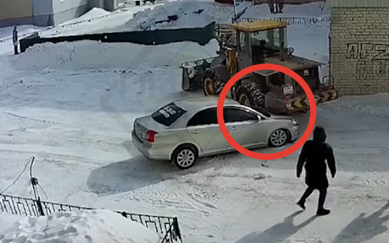 Не заметил: бульдозер протаранил заглохшую легковушку (видео)