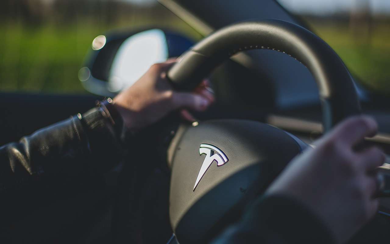 Специалисты Tesla разрабатывают новации, позволяющие снизить себестоимость электрокаров