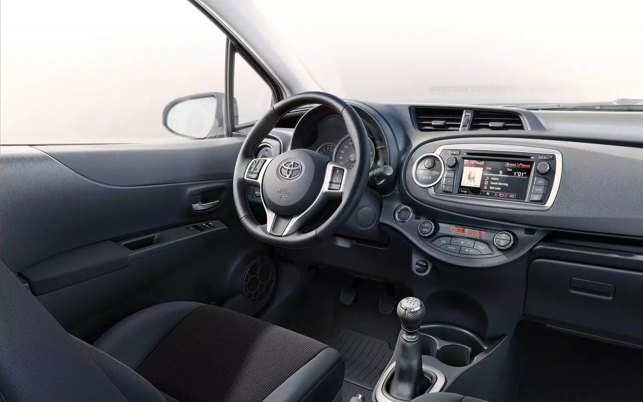 Интерьер Toyota Yaris