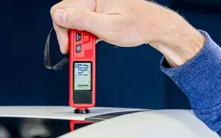 Лакокрасочное покрытие прочное, толщиной около 150 мкм – не каждый прилетевший камешек оставляет скол, да и тот не сразу коричневеет. Все наружные элементы, включая панель крыши, оцинкованы – коррозии даже на уязвимых местах не наблюдается долго.