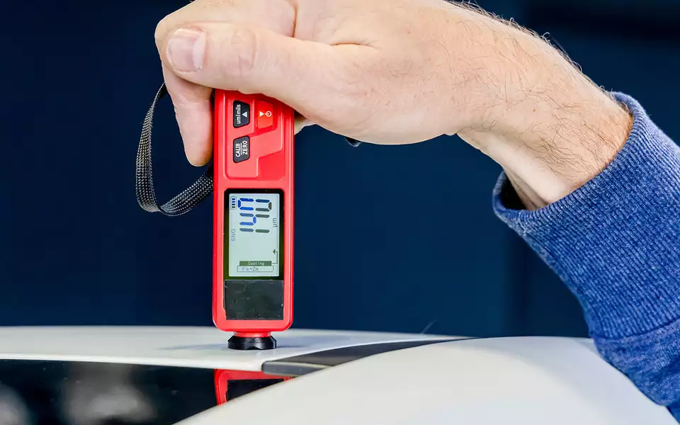 Лакокрасочное покрытие прочное, толщиной около 150 мкм – не каждый прилетевший камешек оставляет скол, да и тот не сразу коричневеет. Все наружные элементы, включая панель крыши, оцинкованы – коррозии даже на уязвимых местах не наблюдается долго.