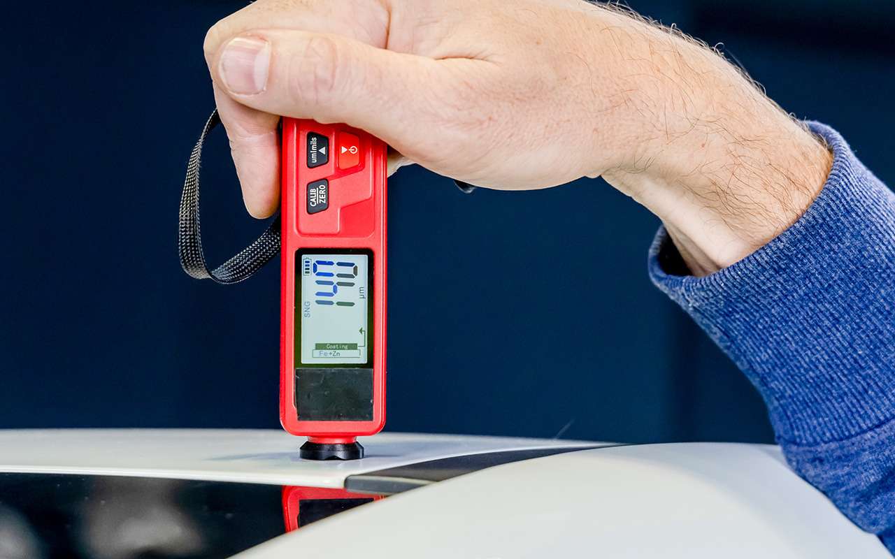 Лакокрасочное покрытие прочное, толщиной около 150 мкм – не каждый прилетевший камешек оставляет скол, да и тот не сразу коричневеет. Все наружные элементы, включая панель крыши, оцинкованы – коррозии даже на уязвимых местах не наблюдается долго.