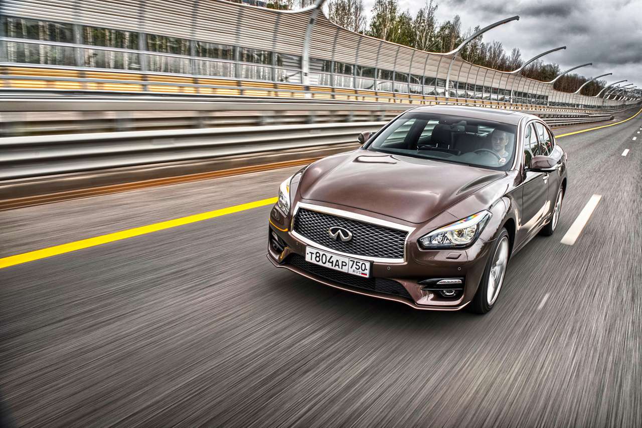 Новые бампер, решетка радиатора и, конечно же, светодиодные фары сделали Q70 выразительнее. В корпусах зеркал заднего вида появились повторители указателей поворотов.