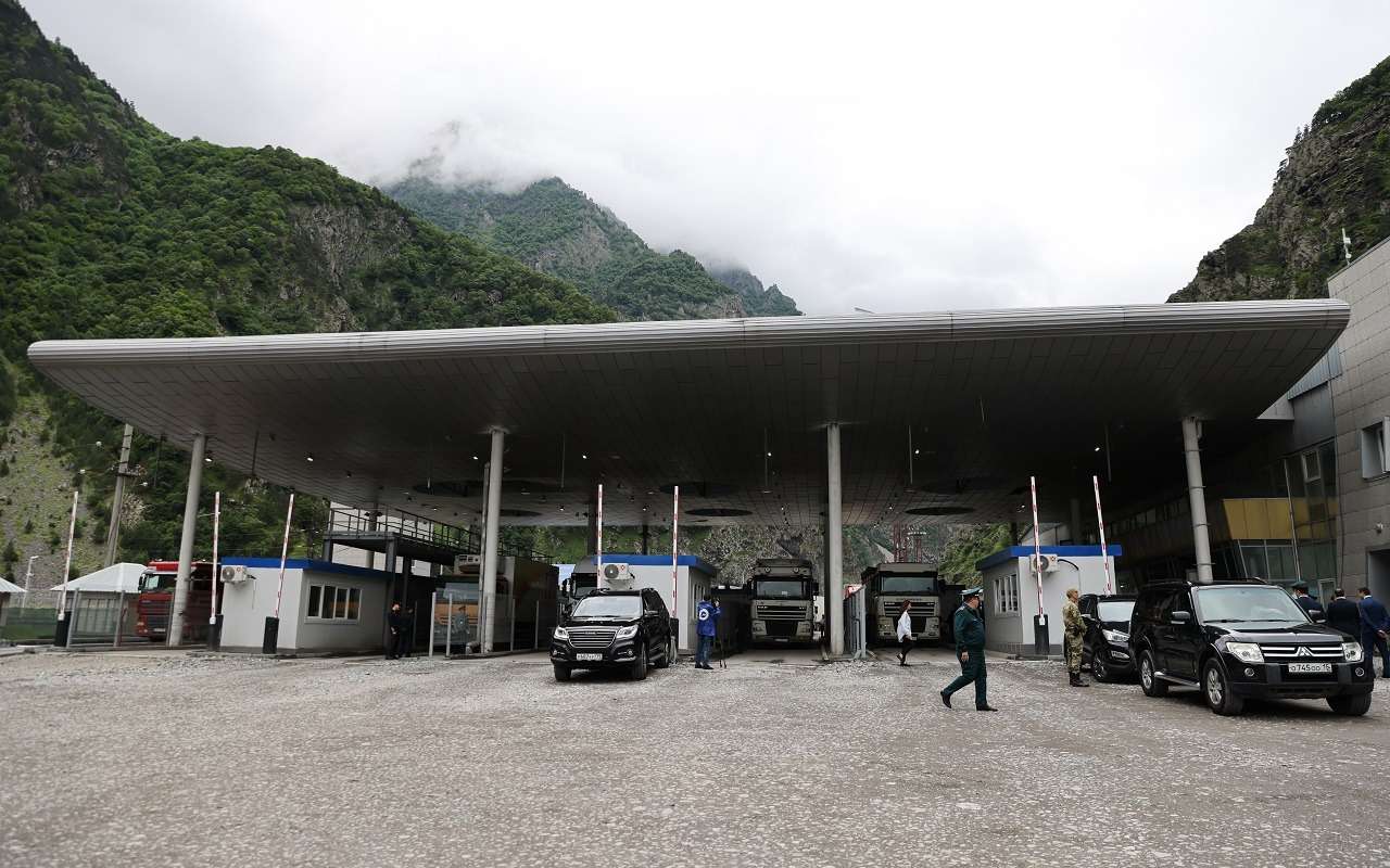 Уложиться в 10 минут: президенту рассказали об обновлении пунктов пропуска на границе