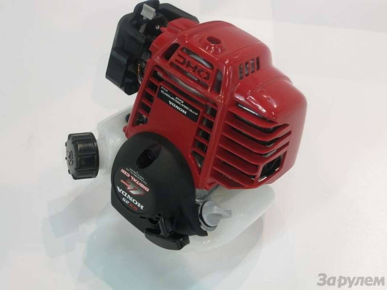 Такой доработанный "моторчик от сенокосилки" может быть установлен на автомобили Formula Shell, которые благодаря выдающейся аэродинамике и малому весу способны проехать тысячи километров на одном литре бензина.