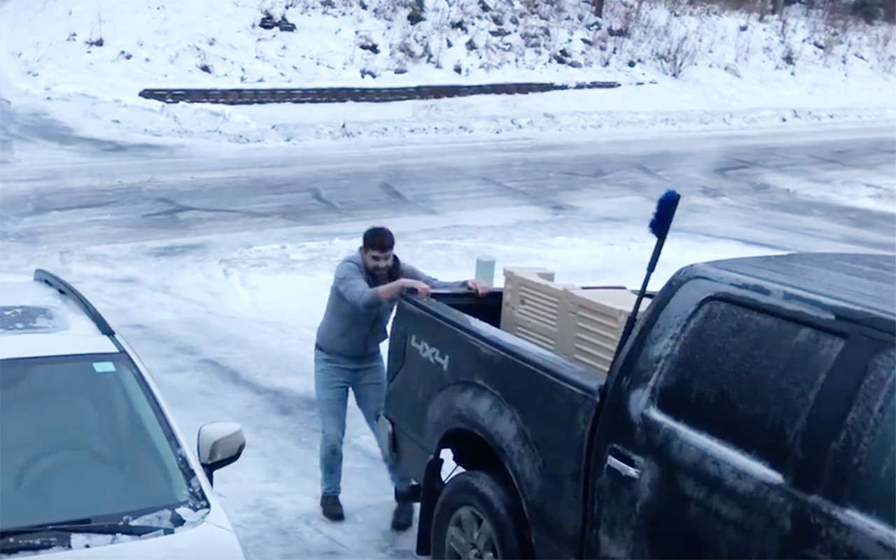 Самоотверженный отец скользит по льду ради дочки