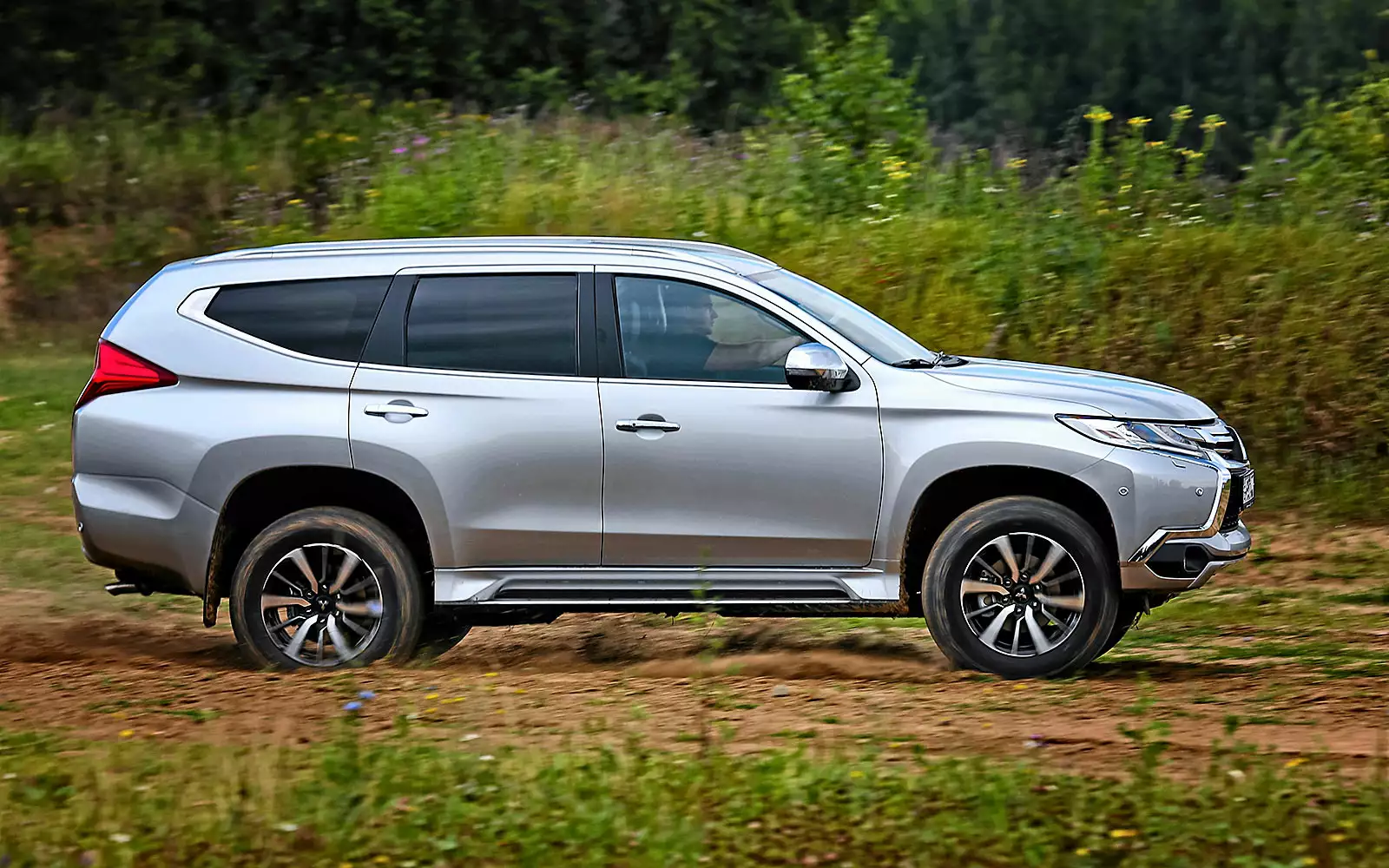 Фото Mitsubishi Pajero Sport (2016 - 2019) поколение III - Mitsubishi Pajero Spo