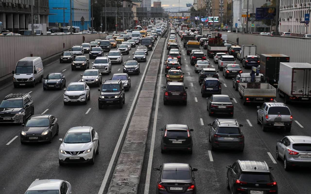 Этого категорически нельзя делать в дорожных заторах, иначе — уголовка