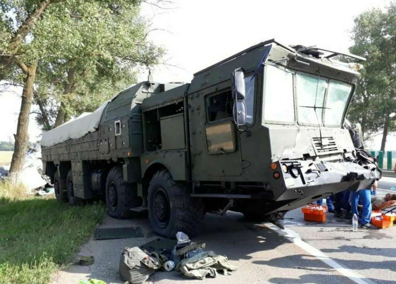 Ракетный комплекс «Искандер» не поделил дорогу с фурой